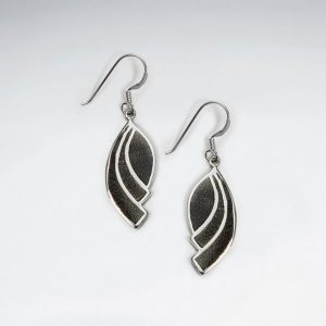 dangling black wood leaf silver earring p1764 7111 zoom